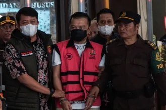 Tersangka kasus dugaan Tindak Pidana Pencucian uang (TPPU) Don Ritto (tengah) keluar dari Gedung Jampidsus Kejaksaan Agung, Jakarta,