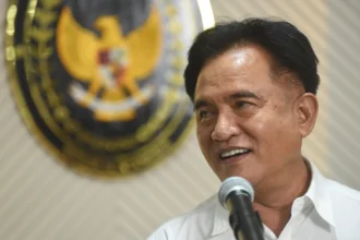Menko Kumham Imipas Yusril Ihza Mahendra menyampaikan keterangan terkait deportasi warga negara Palestina di Kantor Kemenko Kumham Imipas, Jakarta