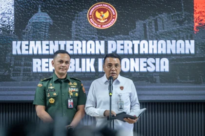 Juru Bicara Satuan Tugas Penertiban Kawasan Hutan (Satgas PKH) Barita Simanjuntak (kanan) didampingi Kepala Biro Informasi Pertahanan Setjen Kemhan Brigjen TNI Rico Ricardo Sirait (kiri) memberikan pernyataan usai Rapat Satgas PKH di Kementerian Pertahanan, Jakarta, Senin (13/7/2026).