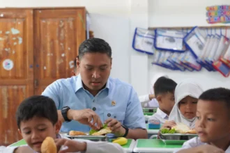 Kepala Badan Gizi Nasional (BGN)ÊSudaryono mencoba menu Makan Bergizi Gratis (MBG) di SD Negeri Bantarjati 09 dalam inspeksi mendadak di Bogor, Jawa Barat, Jumat (24/7/2026).