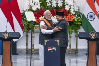 Presiden Prabowo Subianto (kanan) berpelukan dengan Perdana Menteri India Narendra Modi (kiri) usai keduanya menyampaikan keterangan pers dalam kunjungan kenegaraan di Istana Merdeka, Jakarta, Selasa (7/7/2026).