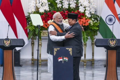 Presiden Prabowo Subianto (kanan) berpelukan dengan Perdana Menteri India Narendra Modi (kiri) usai keduanya menyampaikan keterangan pers dalam kunjungan kenegaraan di Istana Merdeka, Jakarta, Selasa (7/7/2026).