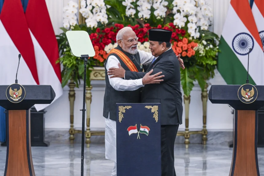Presiden Prabowo Subianto (kanan) berpelukan dengan Perdana Menteri India Narendra Modi (kiri) usai keduanya menyampaikan keterangan pers dalam kunjungan kenegaraan di Istana Merdeka, Jakarta, Selasa (7/7/2026).