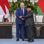 Presiden Prabowo Subianto (kanan) berjabat tangan dengan Presiden Belarus Alexandr Lukashenko (kiri) usai menyampaikan keterangan pers saat kunjungan kenegaraan di Istana Merdeka, Jakarta, Kamis (2/7/2026).