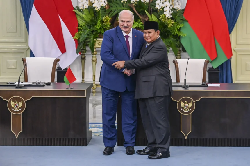 Presiden Prabowo Subianto (kanan) berjabat tangan dengan Presiden Belarus Alexandr Lukashenko (kiri) usai menyampaikan keterangan pers saat kunjungan kenegaraan di Istana Merdeka, Jakarta, Kamis (2/7/2026).