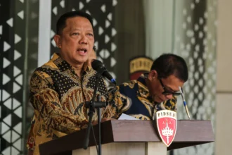 Jaksa Agung Muda Tindak Pidana Khusus (Jampidsus) Kejaksaan Agung Febrie Adriansyah (kiri) menyampaikan keterangan saat konferensi pers di Kejaksaan Agung, Jakarta