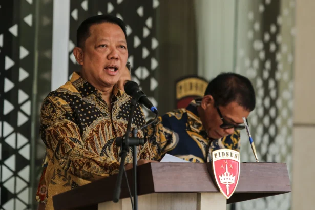 Jaksa Agung Muda Tindak Pidana Khusus (Jampidsus) Kejaksaan Agung Febrie Adriansyah (kiri) menyampaikan keterangan saat konferensi pers di Kejaksaan Agung, Jakarta