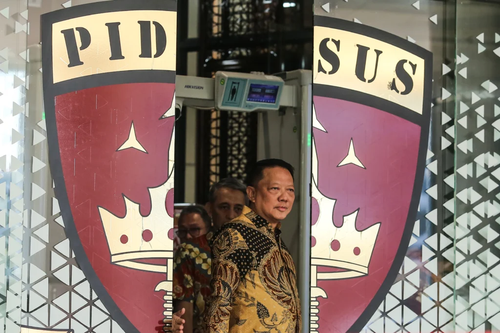 Jaksa Agung Muda Tindak Pidana Khusus (Jampidsus) Kejaksaan Agung Febrie Adriansyah keluar dari ruangan untuk menyampaikan keterangan saat konferensi pers di Kejaksaan Agung, Jakarta, Jumat (10/7/2026).