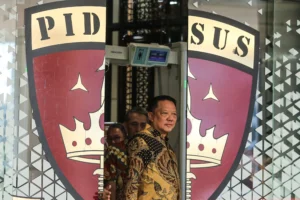 Jaksa Agung Muda Tindak Pidana Khusus (Jampidsus) Kejaksaan Agung Febrie Adriansyah keluar dari ruangan untuk menyampaikan keterangan saat konferensi pers di Kejaksaan Agung, Jakarta, Jumat (10/7/2026).