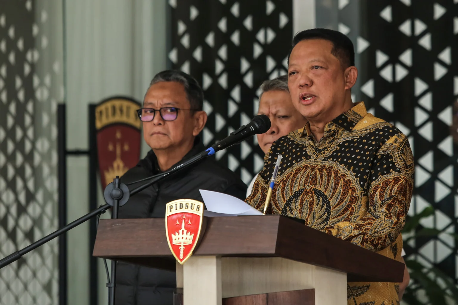 Jaksa Agung Muda Tindak Pidana Khusus (Jampidsus) Kejaksaan Agung Febrie Adriansyah (kanan) menyampaikan keterangan saat konferensi pers di Kejaksaan Agung, Jakarta, Jumat (10/7/2026).