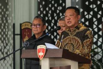 Jaksa Agung Muda Tindak Pidana Khusus (Jampidsus) Kejaksaan Agung Febrie Adriansyah (kanan) menyampaikan keterangan saat konferensi pers di Kejaksaan Agung, Jakarta, Jumat (10/7/2026).