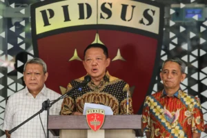 Jaksa Agung Muda Tindak Pidana Khusus (Jampidsus) Kejaksaan Agung Febrie Adriansyah (tengah) menyampaikan keterangan saat konferensi pers di Kejaksaan Agung, Jakarta