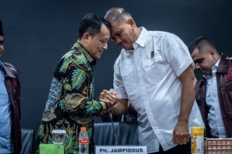 Plt Jaksa Agung Muda Tindak Pidana Khusus (Jampidsus) Rudi Margono (kiri) berjabat tangan dengan Kepala Korps Pemberantasan Tindak Pidana Korupsi (Kakortas Tipidkor) Polri Irjen Pol Totok Suharyanto (kanan) usai konferensi pers di Kejaksaan Agung, Jakarta