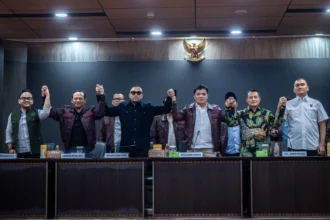 Plt Jaksa Agung Muda Tindak Pidana Khusus (Jampidsus) Rudi Margono (kedua kanan) bersama Ketua Komisi III DPR Habiburokhman (ketiga kanan) Wakil Ketua Komisi III Moh Rano Alfath (kiri), Ahmad Sahroni (ketiga kiri), Kapolda Metro Jaya Komjen Pol Asep Edi Suheri (kedua kiri) dan Kepala Korps Pemberantasan Tindak Pidana Korupsi (Kakortas Tipidkor) Polri Irjen Pol Totok Suharyanto (kanan) berjabat tangan usai konferensi pers di Kejaksaan Agung, Jakarta, Sabtu (11/7/2026).