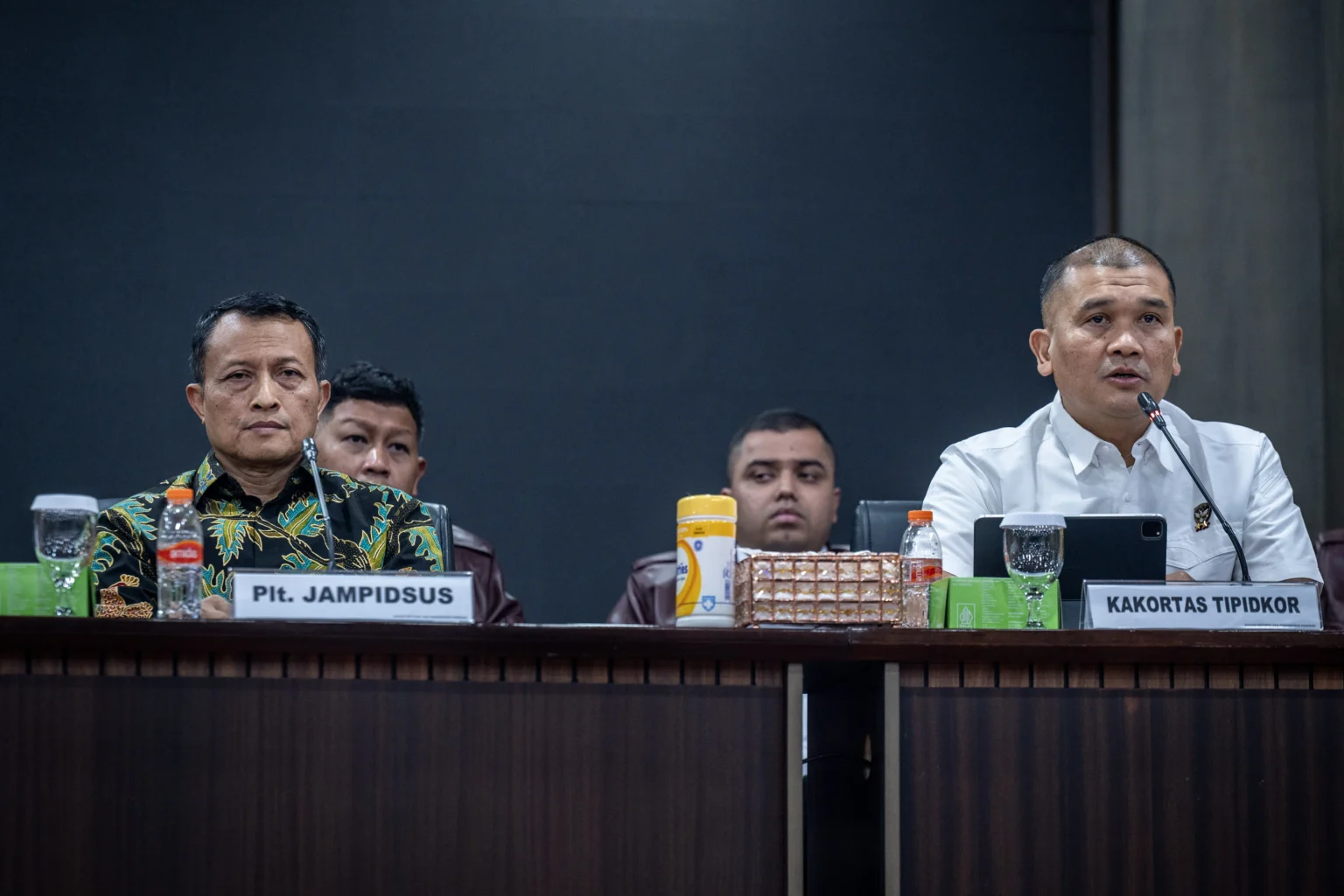 Plt Jaksa Agung Muda Tindak Pidana Khusus (Jampidsus) Rudi Margono (kiri) bersama Kepala Korps Pemberantasan Tindak Pidana Korupsi (Kakortas Tipidkor) Polri Irjen Pol Totok Suharyanto (kanan) memberikan keterangan saat konferensi pers di Kejaksaan Agung, Jakarta, Sabtu (11/7/2026).