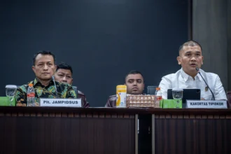 Plt Jaksa Agung Muda Tindak Pidana Khusus (Jampidsus) Rudi Margono (kiri) bersama Kepala Korps Pemberantasan Tindak Pidana Korupsi (Kakortas Tipidkor) Polri Irjen Pol Totok Suharyanto (kanan) memberikan keterangan saat konferensi pers di Kejaksaan Agung, Jakarta, Sabtu (11/7/2026).