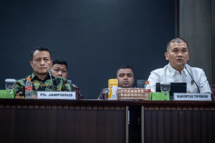 Plt Jaksa Agung Muda Tindak Pidana Khusus (Jampidsus) Rudi Margono (kiri) bersama Kepala Korps Pemberantasan Tindak Pidana Korupsi (Kakortas Tipidkor) Polri Irjen Pol Totok Suharyanto (kanan) memberikan keterangan saat konferensi pers di Kejaksaan Agung, Jakarta, Sabtu (11/7/2026).
