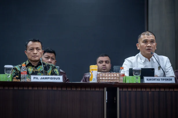 Plt Jaksa Agung Muda Tindak Pidana Khusus (Jampidsus) Rudi Margono (kiri) bersama Kepala Korps Pemberantasan Tindak Pidana Korupsi (Kakortas Tipidkor) Polri Irjen Pol Totok Suharyanto (kanan) memberikan keterangan saat konferensi pers di Kejaksaan Agung, Jakarta, Sabtu (11/7/2026).