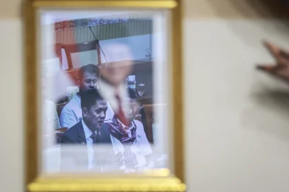 Refleksi Ketua Komisi III DPR Habiburokhman saat menyampaikan keterangan pers terkait RUU tentang Perampasan Aset di Kompleks Parlemen, Senayan, Jakarta, Senin (13/7/2026).