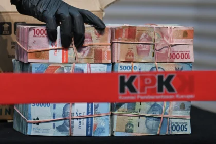 Petugas menata barang bukti uang tunai terkait operasi tangkap tangan (OTT) yang menjerat Bupati Pemalang Anom Widiyantoro di Gedung Merah Putih KPK, Jakarta, Kamis (30/7/2026).