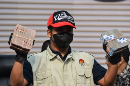 Petugas KPK menunjukkan barang bukti uang tunai hasil operasi tangkap tangan (OTT) yang menjerat Bupati Pemalang Anom Widiyantoro di Gedung Merah Putih KPK, Jakarta, Kamis (30/7/2026).
