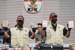 Petugas KPK menunjukkan barang bukti uang tunai hasil operasi tangkap tangan (OTT) yang menjerat Bupati Pemalang Anom Widiyantoro di Gedung Merah Putih KPK, Jakarta, Kamis (30/7/2026).