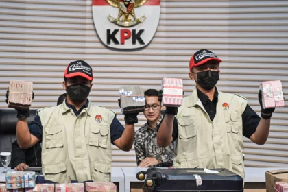 Petugas KPK menunjukkan barang bukti uang tunai hasil operasi tangkap tangan (OTT) yang menjerat Bupati Pemalang Anom Widiyantoro di Gedung Merah Putih KPK, Jakarta, Kamis (30/7/2026).
