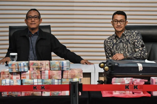 Plt. Direktur Penyidikan KPK Achmad Taufik Husein (kiri) didampingi Juru Bicara KPK Budi Prasetyo (kanan) mengamati barang bukti uang saat memberikan keterangan pers terkait operasi tangkap tangan (OTT) yang menjerat Bupati Pemalang Anom Widiyantoro di Gedung Merah Putih KPK, Jakarta, Kamis (30/7/2026).