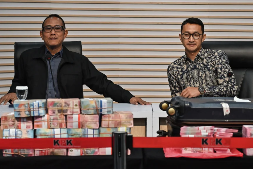 Plt. Direktur Penyidikan KPK Achmad Taufik Husein (kiri) didampingi Juru Bicara KPK Budi Prasetyo (kanan) mengamati barang bukti uang saat memberikan keterangan pers terkait operasi tangkap tangan (OTT) yang menjerat Bupati Pemalang Anom Widiyantoro di Gedung Merah Putih KPK, Jakarta, Kamis (30/7/2026).