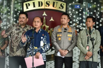 Kapuspenkum Kejagung Anang Supriatna (kedua kiri) bersama Kabid Humas Polda Metro Jaya Kombes Pol Bhudi Hermanto (kedua kanan), Waka Kortastipidkor Polri Brigjen Pol Boro Windu Danandito (kanan) dan Kabid Hubungan Media dan Kehumasan Kejagung Tri Sutrisno (kiri) memberikan keterangan pada konferensi pers di Gedung Jampidsus Kejaksaan Agung, Jakarta, Jumat (17/7/2026).