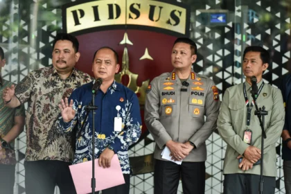 Kapuspenkum Kejagung Anang Supriatna (kedua kiri) bersama Kabid Humas Polda Metro Jaya Kombes Pol Bhudi Hermanto (kedua kanan), Waka Kortastipidkor Polri Brigjen Pol Boro Windu Danandito (kanan) dan Kabid Hubungan Media dan Kehumasan Kejagung Tri Sutrisno (kiri) memberikan keterangan pada konferensi pers di Gedung Jampidsus Kejaksaan Agung, Jakarta, Jumat (17/7/2026).