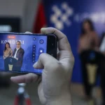 Layar gawai wartawan memperlihatkan Direktur Jenderal Pengawasan Ruang Digital Kementerian Komunikasi dan Digital (Komdigi) Alexander Sabar (kanan) bersama Direktur Jenderal Komunikasi Publik dan Media Komdigi Fifi Aleyda Yahya (kiri) menyampaikan keterangan pers terkait judi online, di Kementerian Komunikasi dan Digital, Jakarta, Senin (29/6/2026).