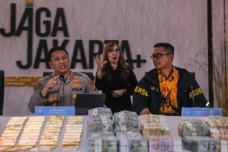 Kepala Bidang Hubungan Masyarakat (Kabid Humas) Polda Metro Jaya Kombes Pol Budi Hermanto (kiri) didampingi Dirreskrimsus Polda Metro Jaya Kombes Pol Victor Dean Mackbon (kanan) menyampaikan keterangan saat konferensi pers di Polda Metro Jaya, Jakarta