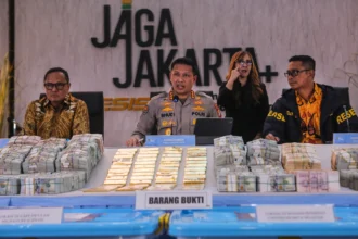 Kepala Bidang Hubungan Masyarakat (Kabid Humas) Polda Metro Jaya Kombes Pol Budi Hermanto (tengah) didampingi Direktur Penindakan Korps Pemberantasan Tindak Pidana Korupsi (Kortastipidkor) Polri Brigjen Pol Robertus Yohanes De Deo (kiri) dan Dirreskrimsus Polda Metro Jaya Kombes Pol Victor Dean Mackbon (kanan) menyampaikan keterangan saat konferensi pers di Polda Metro Jaya, Jakarta