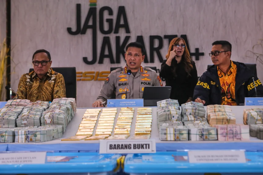 Kepala Bidang Hubungan Masyarakat (Kabid Humas) Polda Metro Jaya Kombes Pol Budi Hermanto (tengah) didampingi Direktur Penindakan Korps Pemberantasan Tindak Pidana Korupsi (Kortastipidkor) Polri Brigjen Pol Robertus Yohanes De Deo (kiri) dan Dirreskrimsus Polda Metro Jaya Kombes Pol Victor Dean Mackbon (kanan) menyampaikan keterangan saat konferensi pers di Polda Metro Jaya, Jakarta