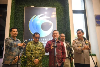 Wakil Menteri Hak Asasi Manusia (Wamen HAM) Mugiyanto (tengah) bersama Kepala Badan Pembinaan Hukum dan HAM TNI Laksda TNI Farid Ma'ruf (kedua kiri), Astamaops Polri Komjen Pol Muhammad Fadil Imran (kanan), Ditjen PDK HAM Munafrizal Manan (kiri) serta Staf Khusus Menteri Hak Asasi Manusia Bidang Pemenuhan HAM Yosef Sampurna Nggarang (kedua kanan) memberikan keterangan kepada media usai pertemuan di kantor Kementerian HAM, Jakarta, Selasa (7/7/2026).