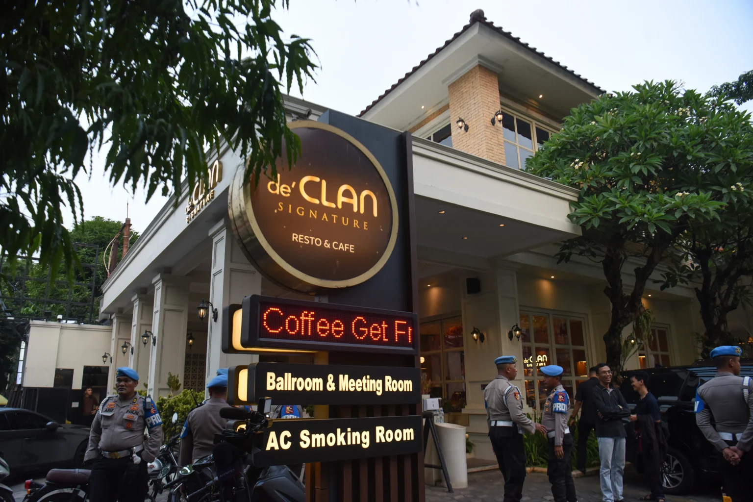 Personel Provost Polri berada di depan salah satu kafe saat berlangsungnya penggeledahan di kawasan Cipete, Jakarta, Rabu (8/7/2026).
