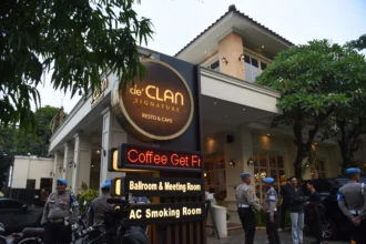 Personel Provost Polri berada di depan salah satu kafe saat berlangsungnya penggeledahan di kawasan Cipete, Jakarta, Rabu (8/7/2026).