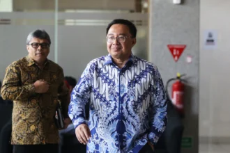 Anggota V Badan Pemeriksa Keuangan (BPK) RI Bobby Adhityo Rizaldi (kanan) berjalan menuju ruang pemeriksaan di Gedung Merah Putih KPK, Jakarta, Kamis (16/7/2026).