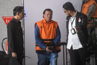 Bupati Kuantan Singingi Suhardiman Amby (tengah) berjalan usai menjalani pemeriksaan di Gedung Merah Putih KPK, Jakarta, Rabu (1/7/2026).