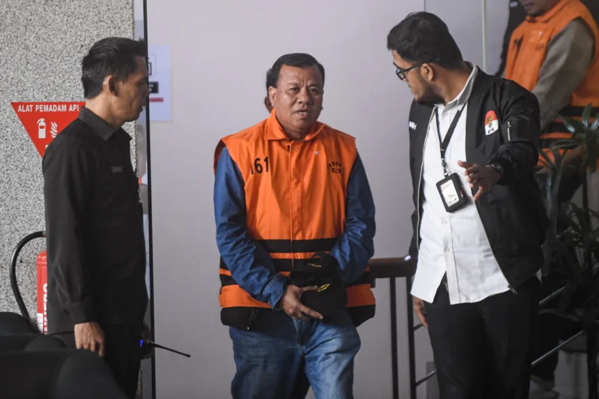 Bupati Kuantan Singingi Suhardiman Amby (tengah) berjalan usai menjalani pemeriksaan di Gedung Merah Putih KPK, Jakarta, Rabu (1/7/2026).