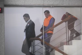 Bupati Kuantan Singingi Suhardiman Amby (kanan) berjalan usai menjalani pemeriksaan di Gedung Merah Putih KPK, Jakarta, Rabu (1/7/2026).