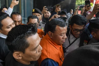 Bupati Kuantan Singingi Suhardiman Amby (tengah) berjalan usai menjalani pemeriksaan di Gedung Merah Putih KPK, Jakarta, Rabu (1/7/2026).