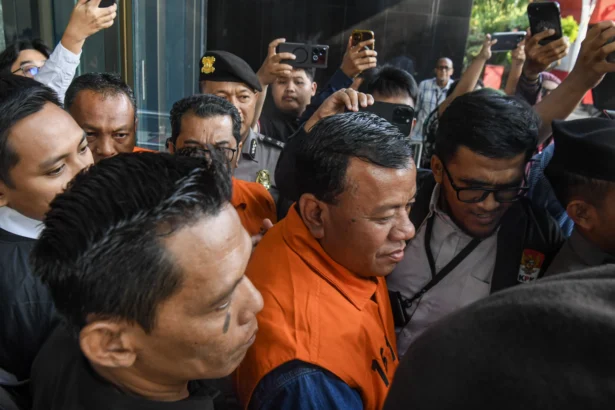 Bupati Kuantan Singingi Suhardiman Amby (tengah) berjalan usai menjalani pemeriksaan di Gedung Merah Putih KPK, Jakarta, Rabu (1/7/2026).