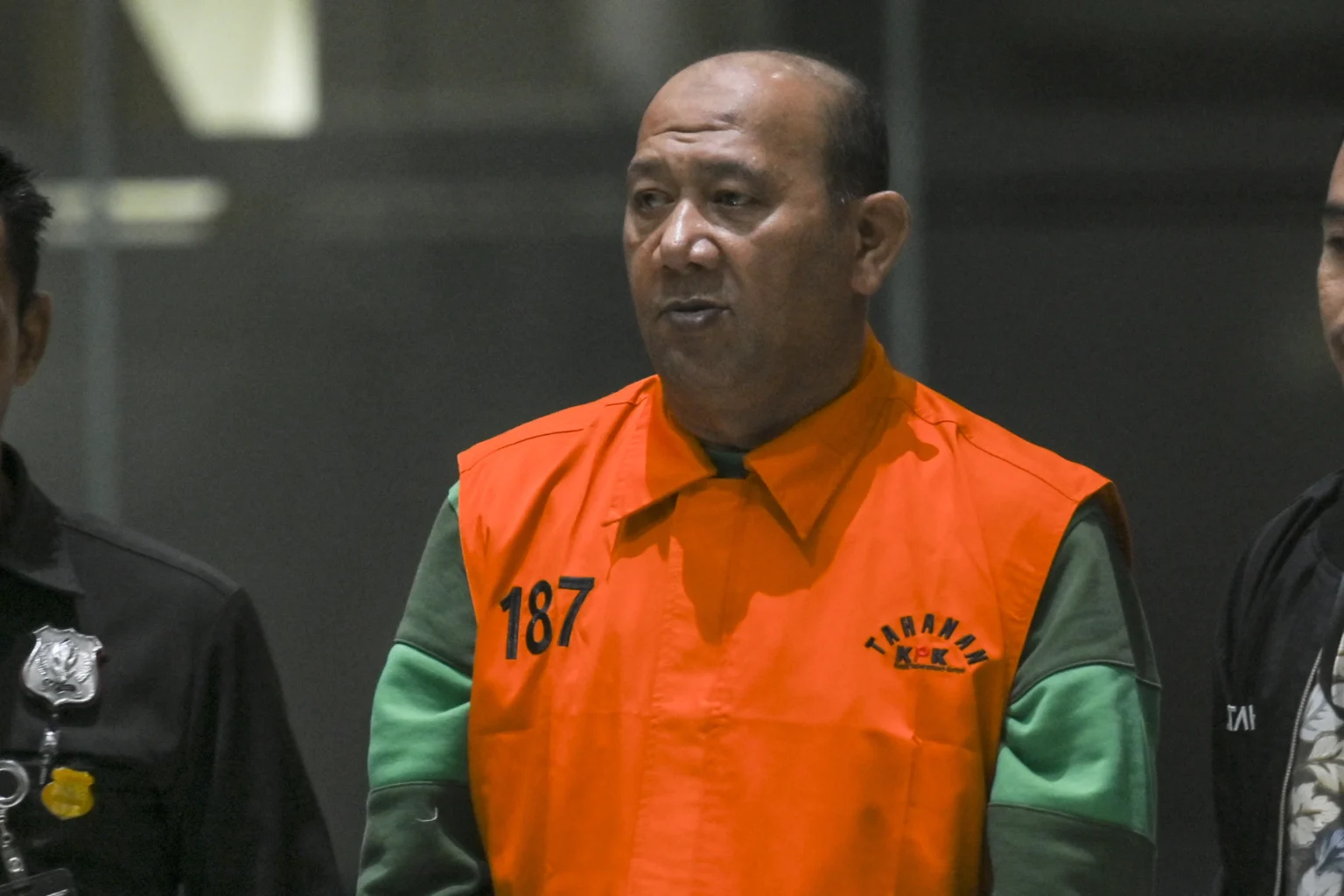 Bupati Langkat Syah Afandin mengenakan rompi tahanan usai menjalani pemeriksaan di Gedung Merah Putih KPK, Jakarta, Sabtu (4/7/2026). (Sumber: Antara Foto/Hafidz Mubarak A/kye)