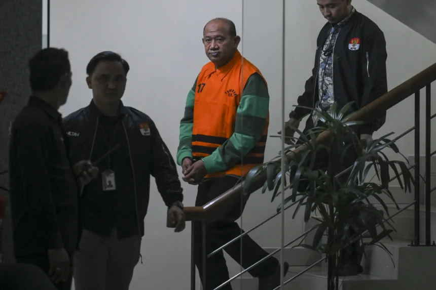 KPK menahan Bupati Langkat Syah Afandin usai ditetapkan sebagai tersangka pada kasus suap terkait proyek di lingkungan Kabupaten Langkat tahun 2025-2026. (Sumber: Antara Foto/Hafidz Mubarak A/kye)