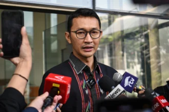 Juru Bicara KPK Budi Prasetyo menyampaikan keterangan kepada wartawan terkait operasi tangkap tangan (OTT) di Gedung Merah Putih KPK, Jakarta, Jumat (3/7/2026).