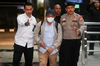 Petugas menggiring Bupati Lombok Barat Lalu Ahmad Zaini (tengah) untuk menjalani pemeriksaan di Gedung KPK, Jakarta, Senin (20/7/2026).