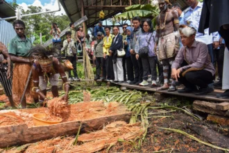 Wakil Presiden Gibran Rakabuming Raka (kanan) melihat proses pembuatan sagu saat meninjau Sekolah Lapang Sagu Keuskupan Agats di Kabupaten Asmat, Papua Selatan, Minggu (21/6/2026).