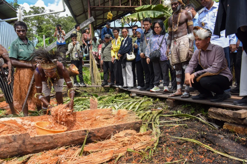 Wakil Presiden Gibran Rakabuming Raka (kanan) melihat proses pembuatan sagu saat meninjau Sekolah Lapang Sagu Keuskupan Agats di Kabupaten Asmat, Papua Selatan, Minggu (21/6/2026).